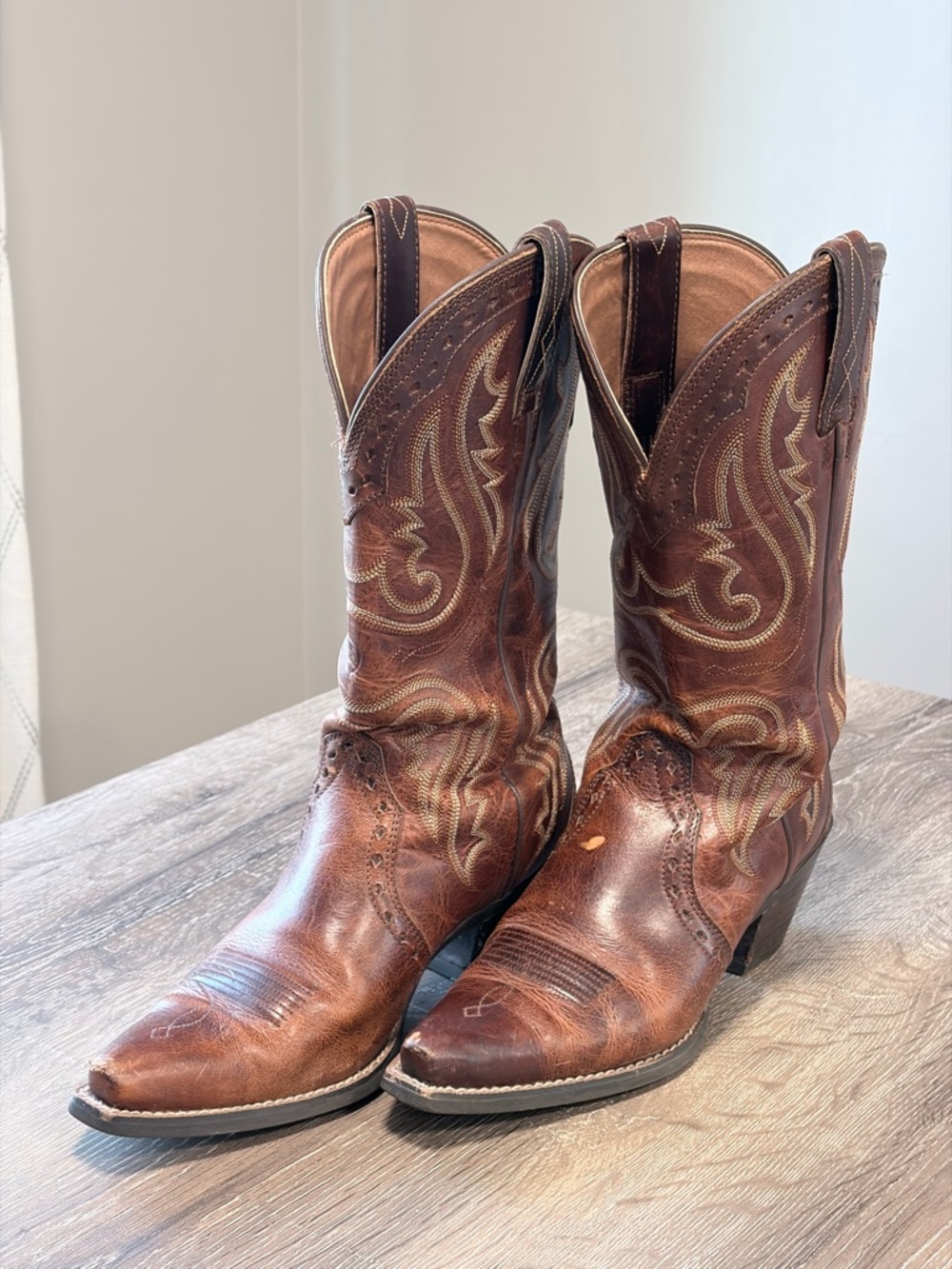Ariat Brown Leather Western Cowboy Boots with Decorative Stitching